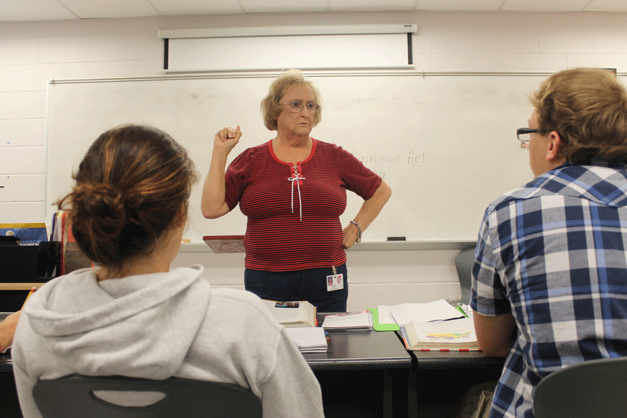 Mrs.+Mills+teaches+government+to+first+semester+students.