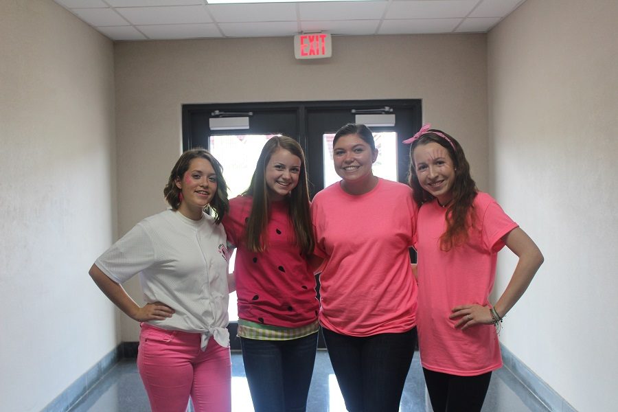 Sophomores posing on Pink Out Day