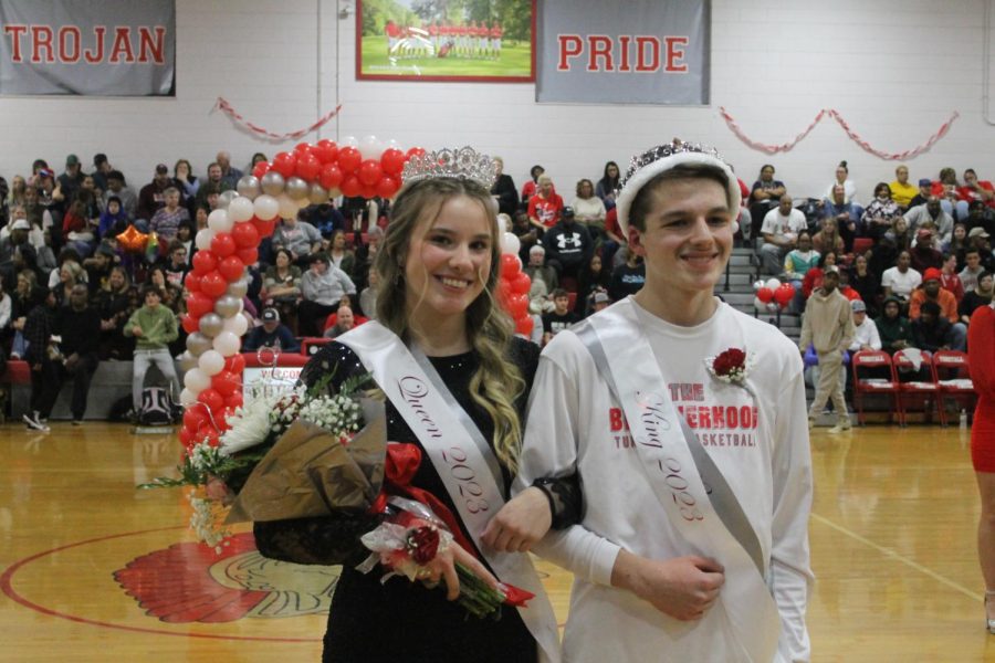 Chloe Barnes and Austin Scearce win the Basketball 2023 season Kings Court.